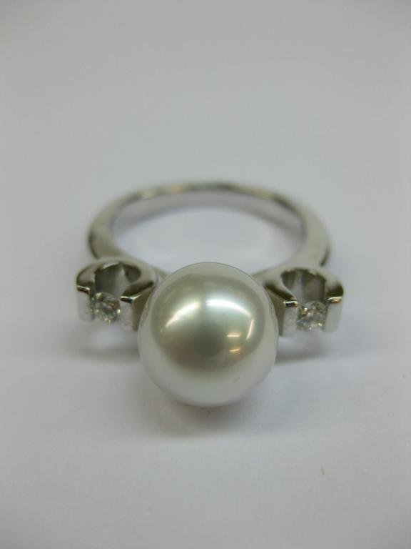ANILLO DE ORO BLANCO CON DIAMANTES Y PERLA