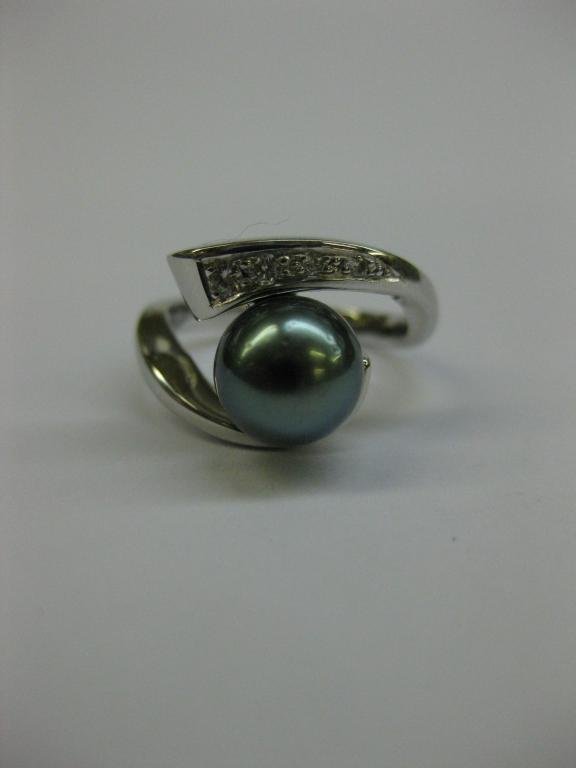ANILLO DE ORO CON DIAMANTES Y PERLA