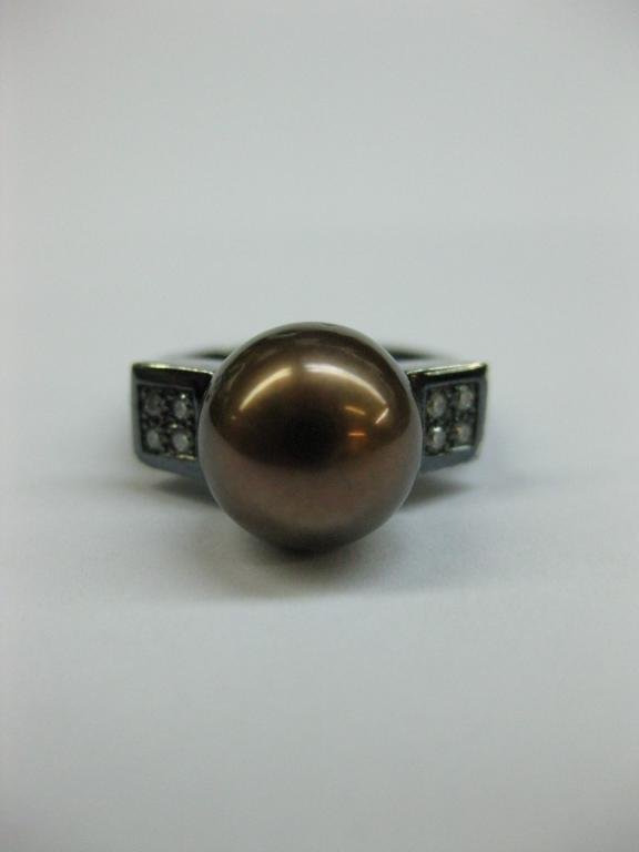 ANILLO DE ORO CON DIAMANTES Y PERLA.