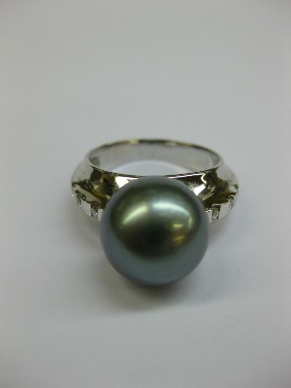 ANILLO DE ORO CON DIAMANTES Y PERLA.