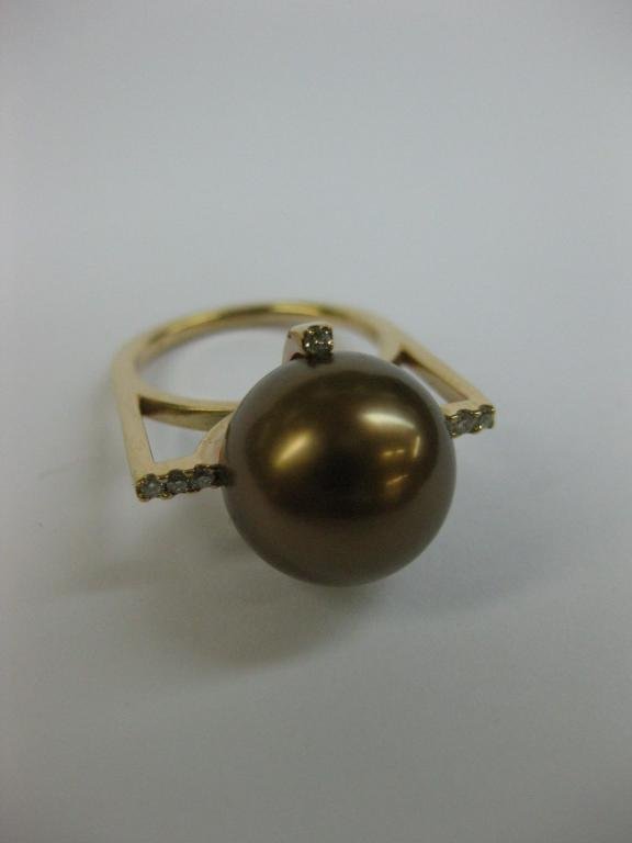 ANILLO DE ORO CON DIAMANTES Y PERLA.