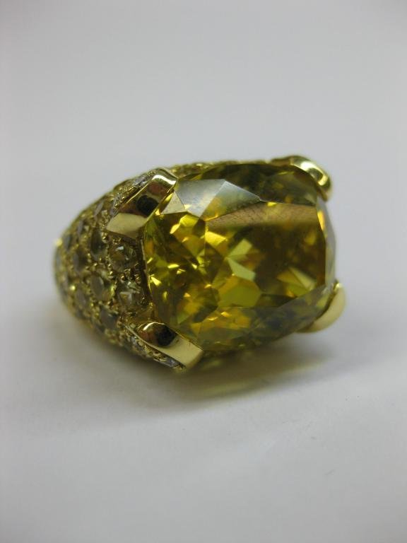 ANILO DE ORO CON DIAMANTES,ZAFIROS Y BERILO AMARILLO.