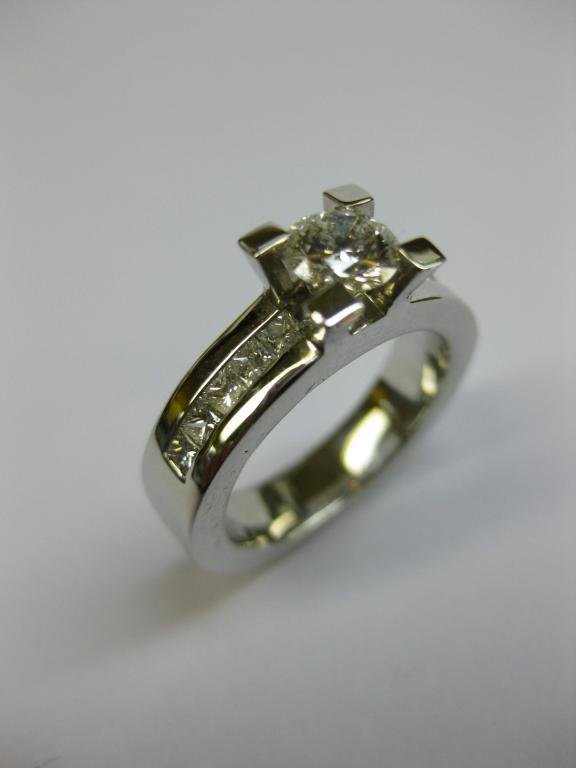ANILLO DE ORO BLANCO CON DIAMANTES.