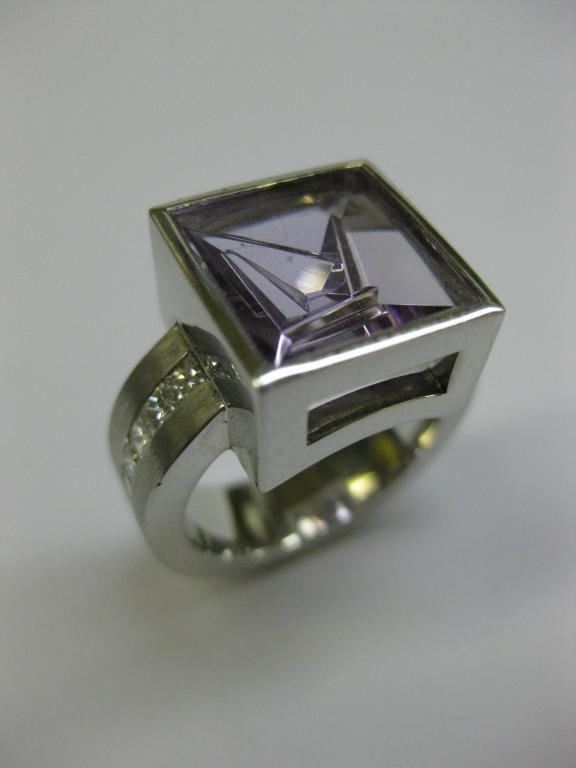 ANILLO ORO BLANCO CON AMATISTA Y DIAMANTES.