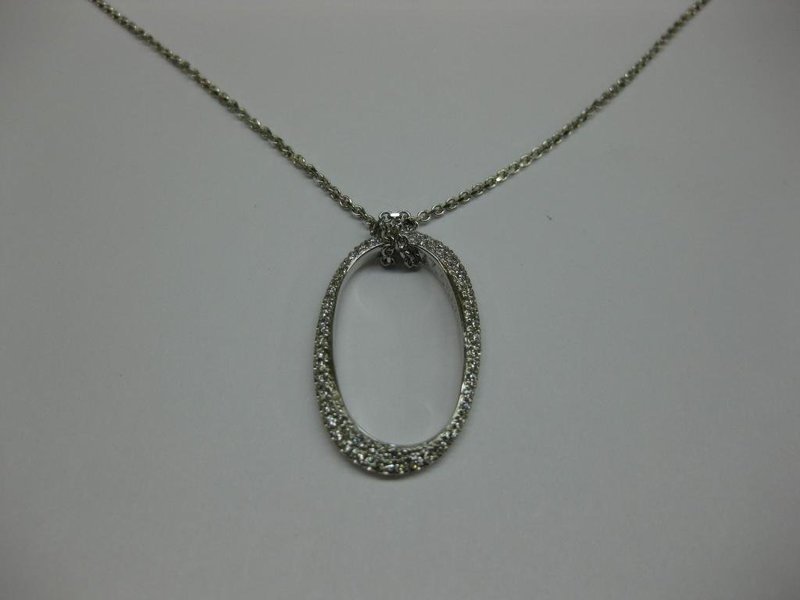 COLGANTE DE ORO BLANCO Y DIAMANTES.