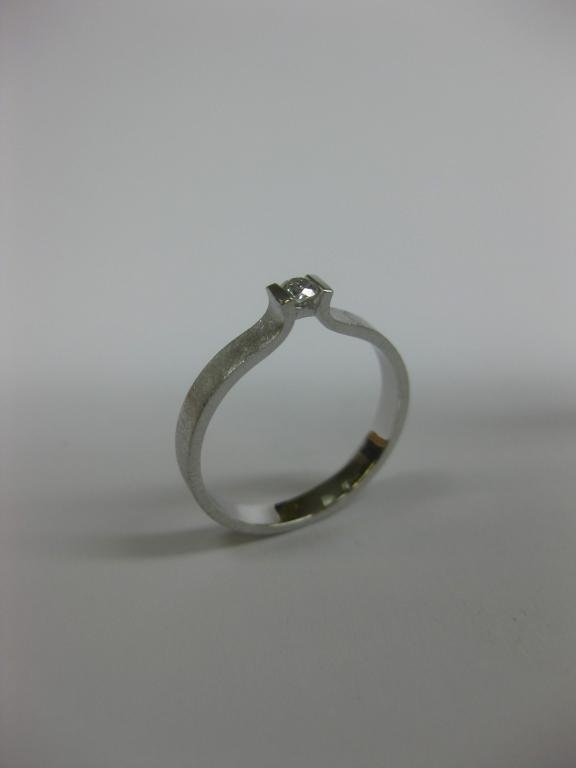 SOLITARIO DE ORO BLANCO CON DIAMANTE