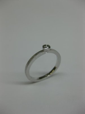 SOLITARIO DE ORO BLANCO CON DIAMANTE