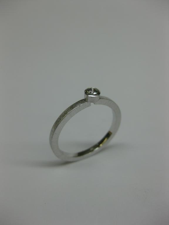 SOLITARIO DE ORO BLANCO CON DIAMANTE