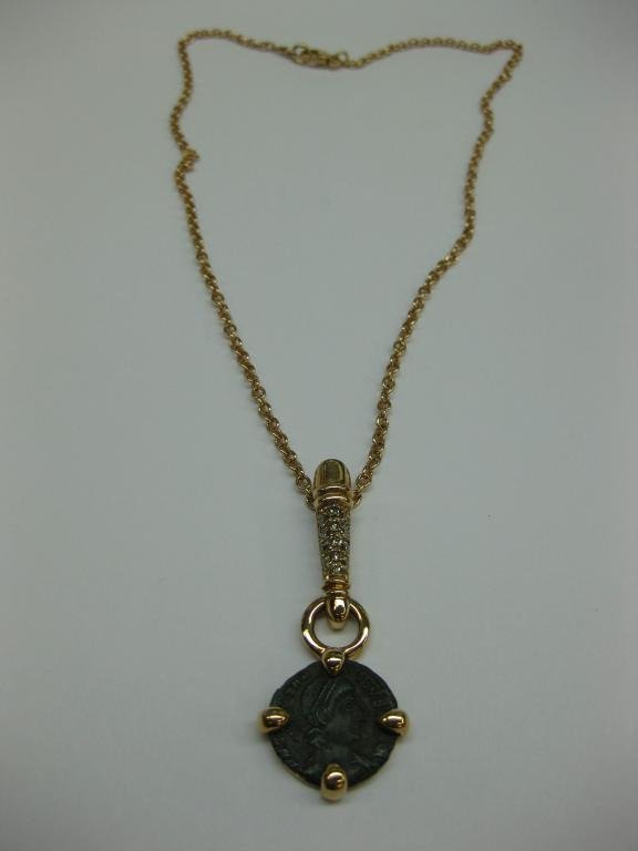 COLGANTE DE ORO ROSA, DIAMANTES Y MONEDA ROMANA.2967