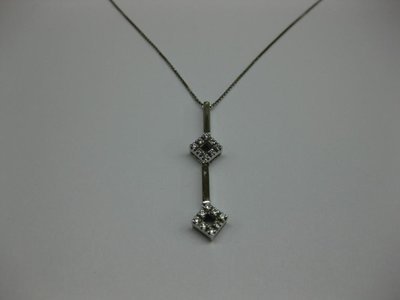 COLGANTE DE ORO BLANCO Y DIAMANTES.