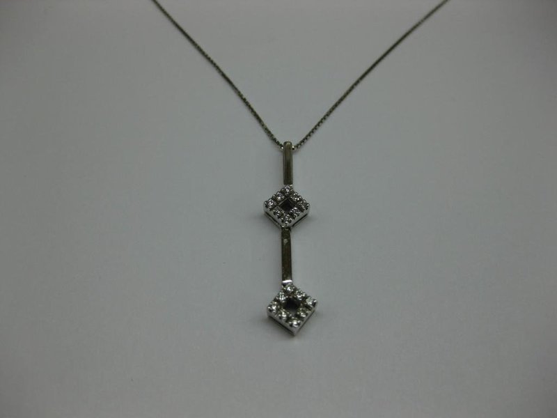 COLGANTE DE ORO BLANCO Y DIAMANTES.