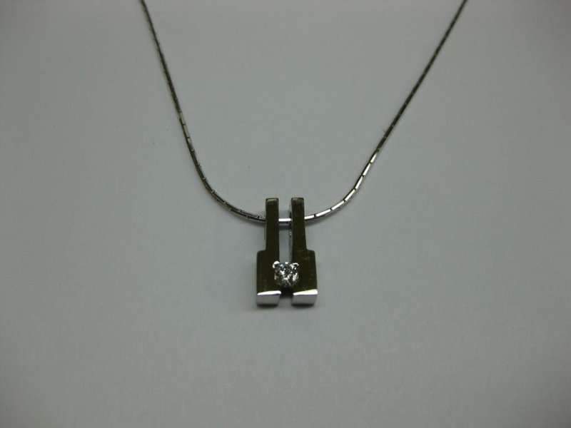 COLGANTE DE ORO BLANCO Y DIAMANTE