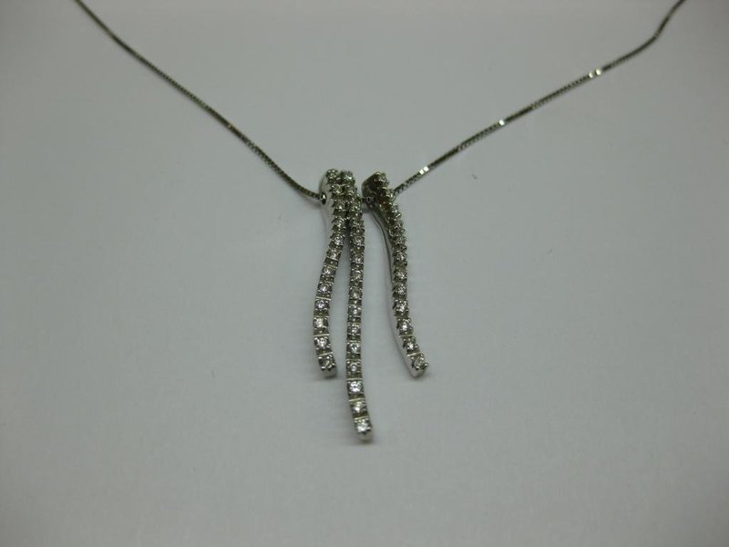 COLGANTE DE ORO BLANCO Y DIAMANTES.