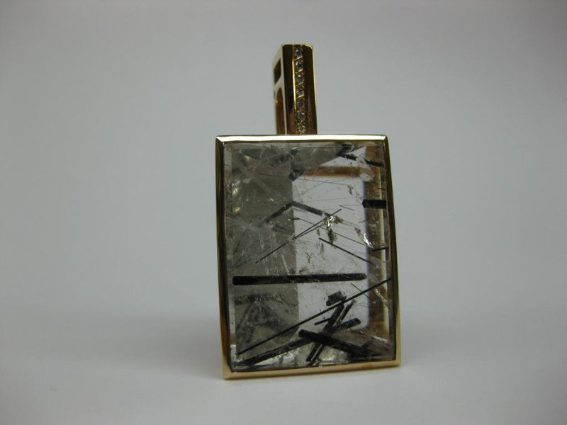 COLGANTE DE  ORO ROSA  CON CUARZO Y DIAMANTES