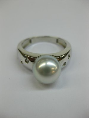 ANILLO DE ORO BLANCO CON DIAMANTES Y PERLA