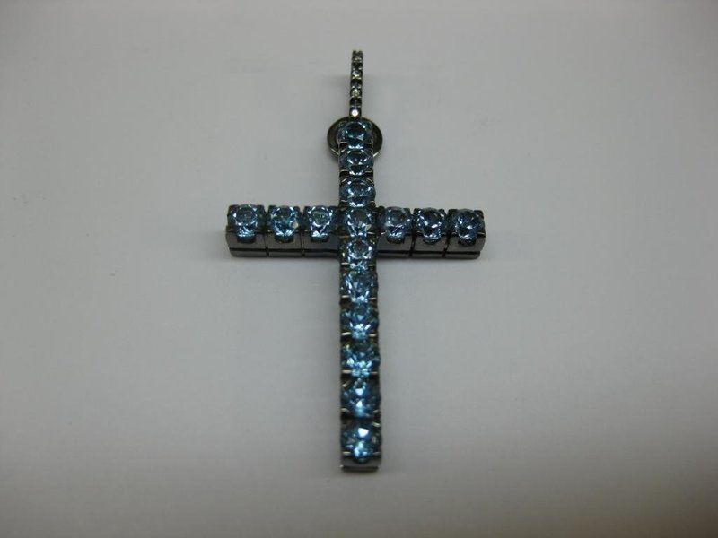 CRUZ DE ORO Y TOPACIOS AZULES.