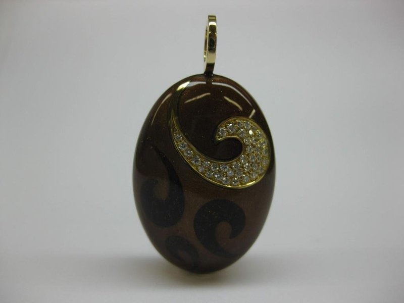 COLGANTE DE ORO CON ESMALTE Y DIAMANTES