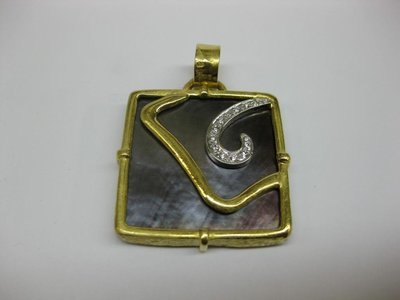 COLGANTE ORO,MADREPERLA Y DIAMANTES