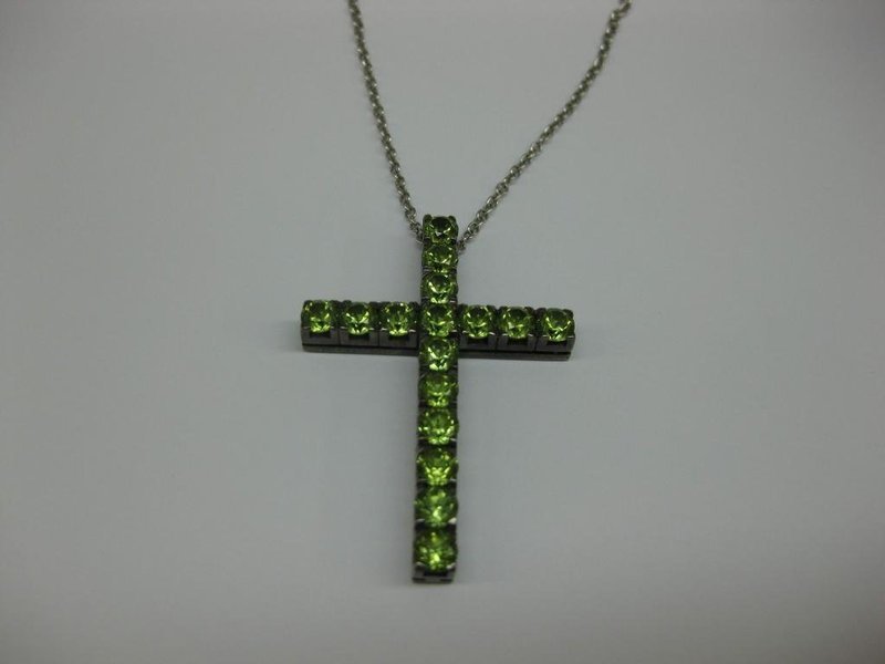 CRUZ DE ORO Y PERIDOTOS