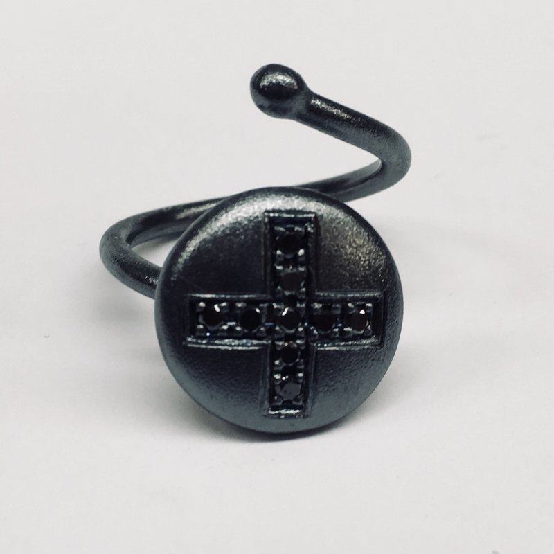 SORTIJA DE PLATA CON DIAMANTES NEGROS ESP.04