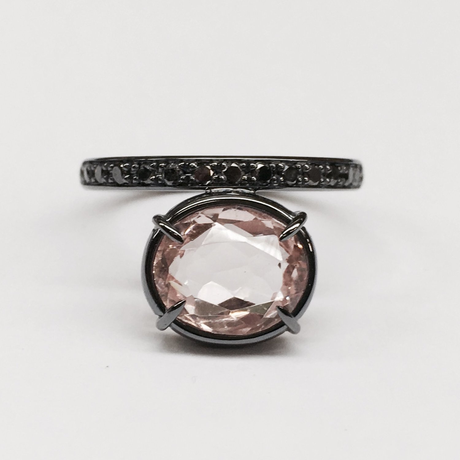 SORTIJA DE ORO BLANCO,MORGANITA Y DIAMANTES NEGROS