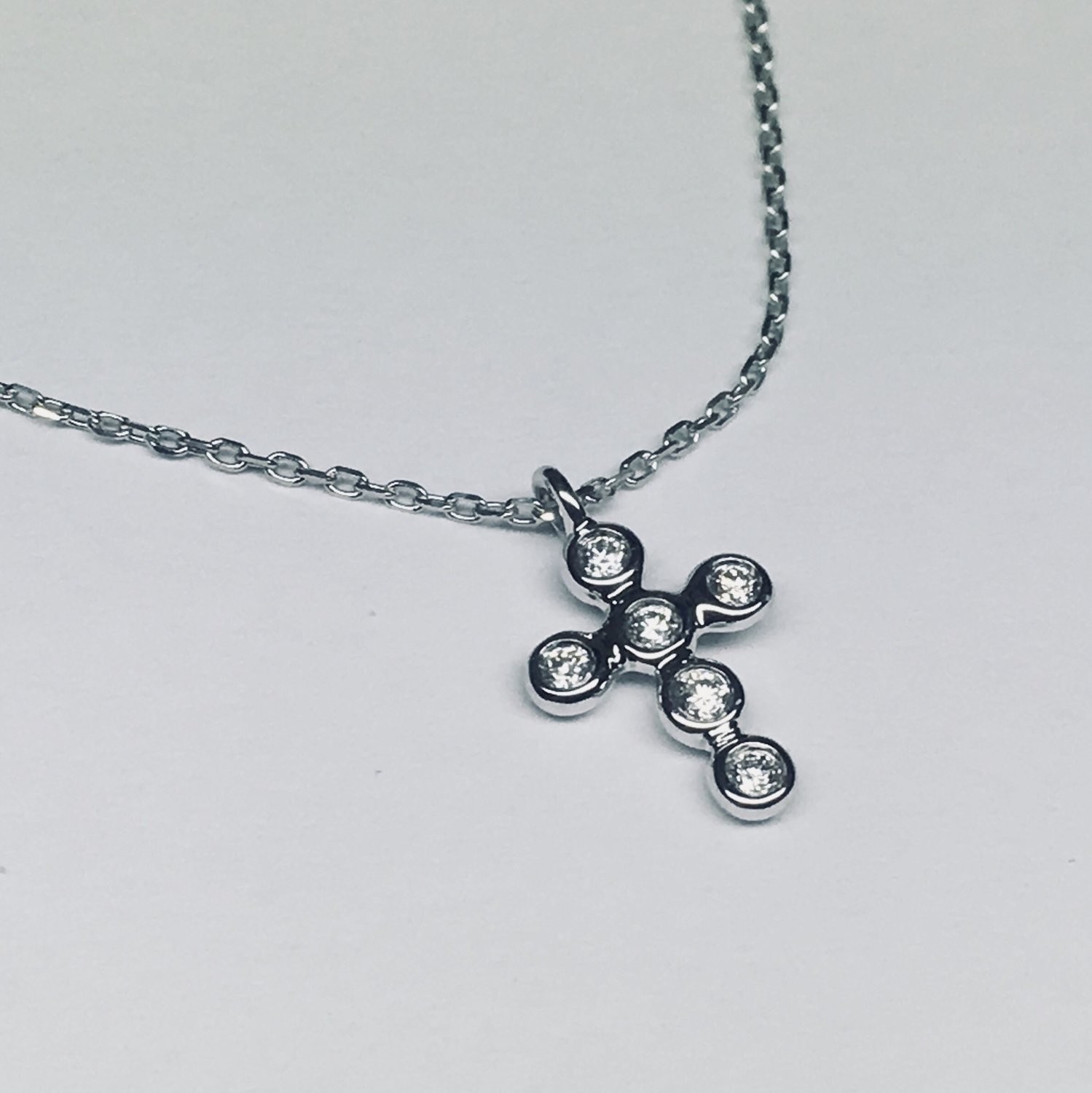 CRUZ DE ORO BLANCO CON DIAMANTES