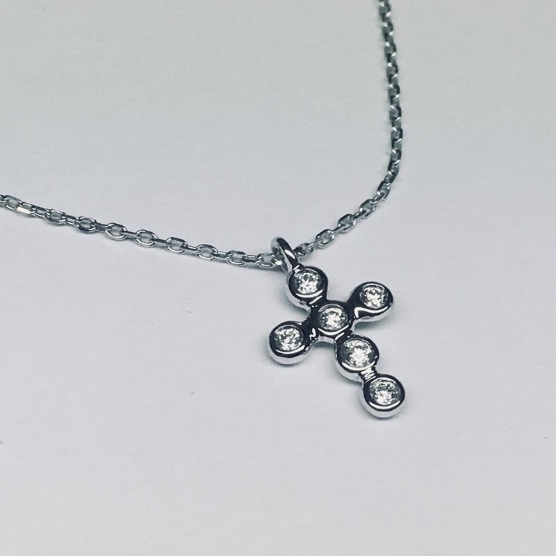CRUZ DE ORO BLANCO CON DIAMANTES