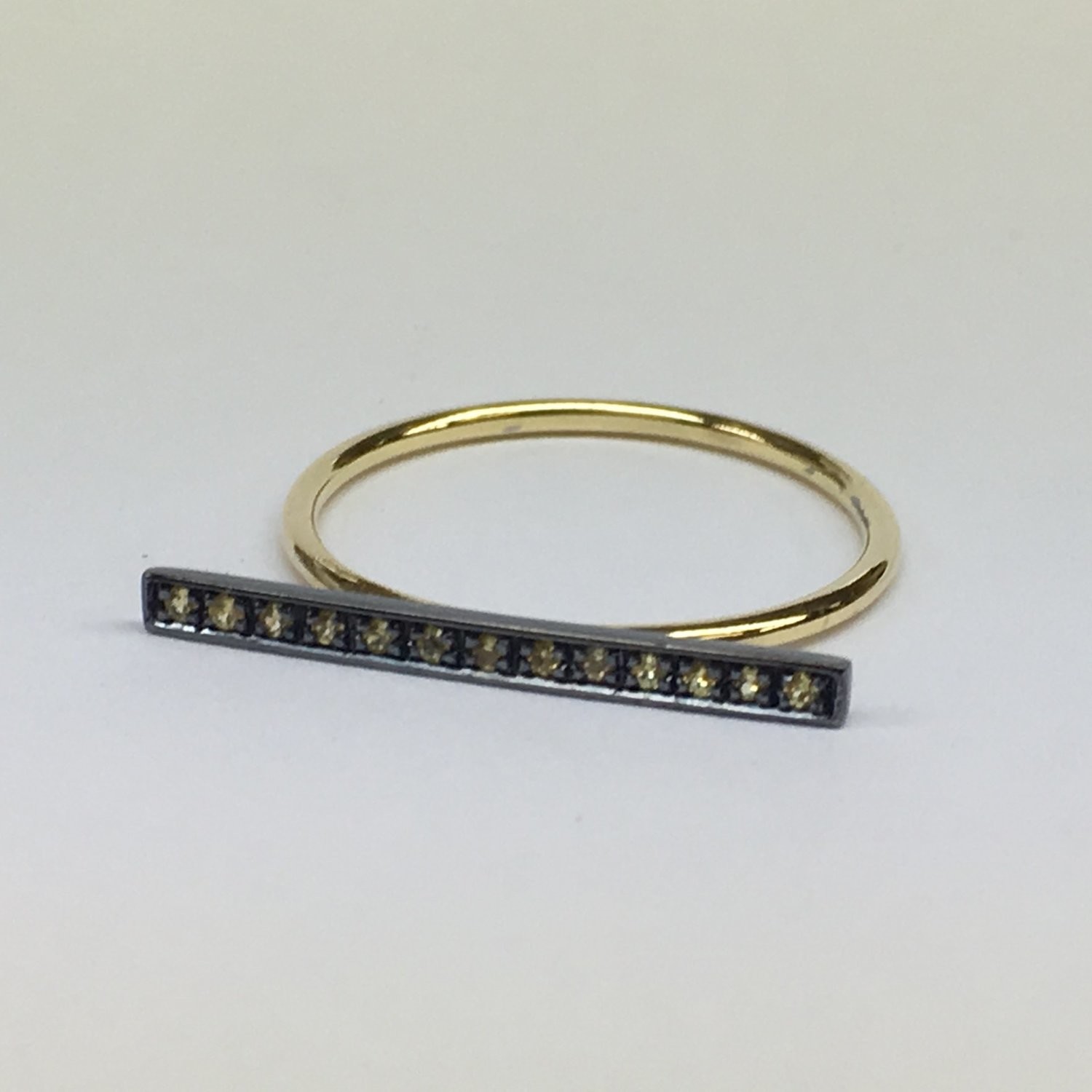 SORTIJA DE ORO AMARILLO Y ZAFIROS AMARILLOS  C.BERLÍN COL.18