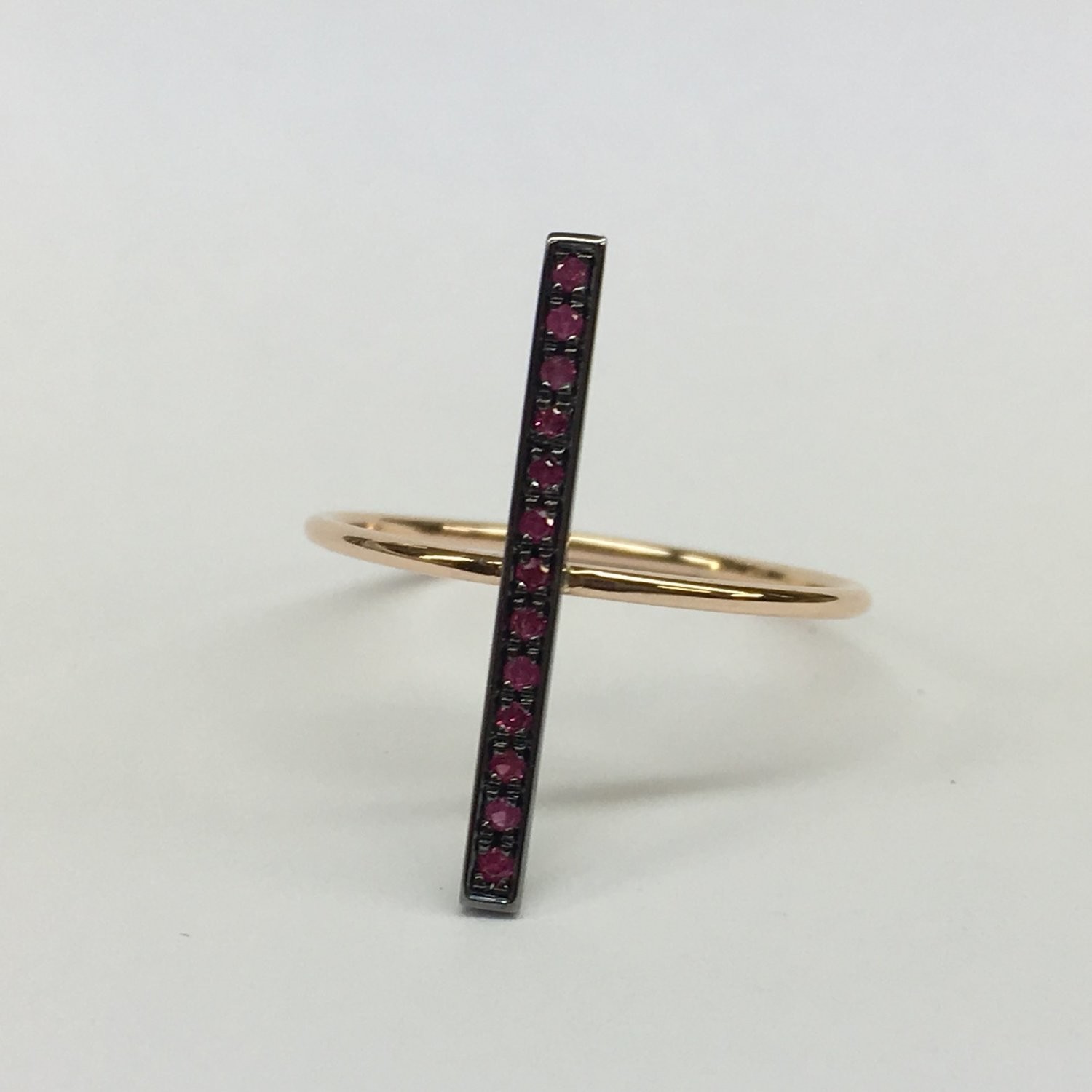 SORTIJA DE ORO ROSA Y RUBÍES C.BERLÍN COL.20