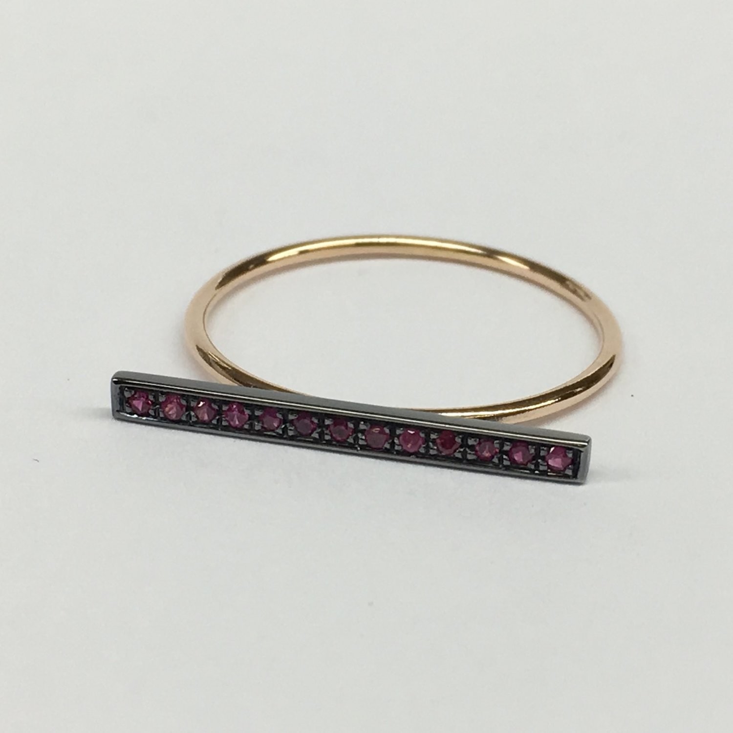 SORTIJA DE ORO ROSA Y RUBÍES  C.BERLÍN COL.22