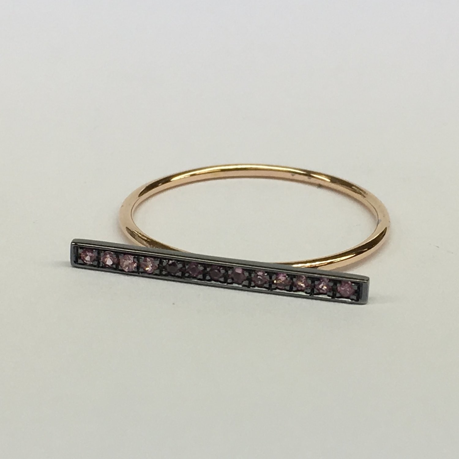 SORTIJA DE ORO ROSA Y ZAFIROS ROSAS   C.BERLÍN COL.23