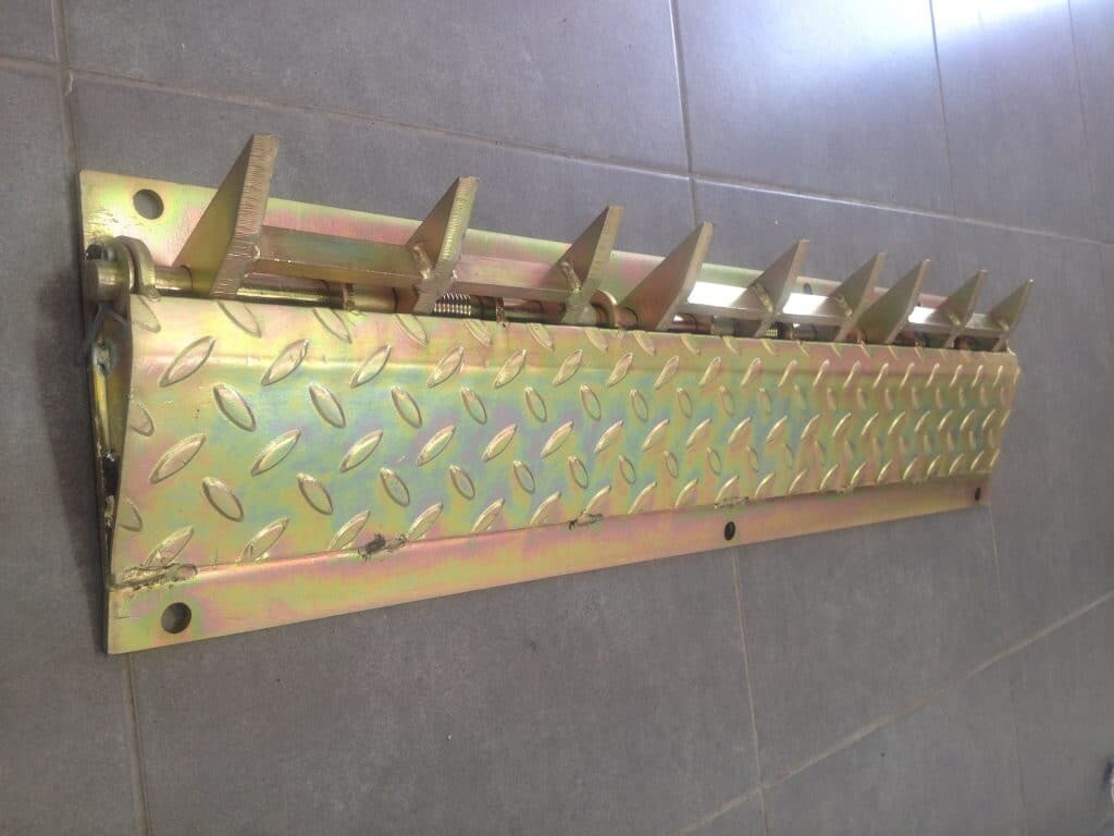 מחסום דוקרנים קפיצי באורך 90 ס&quot;מ