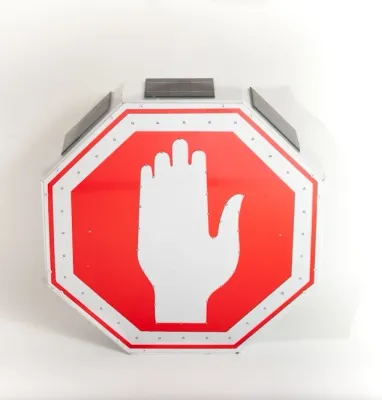 שלט עצור סולארי