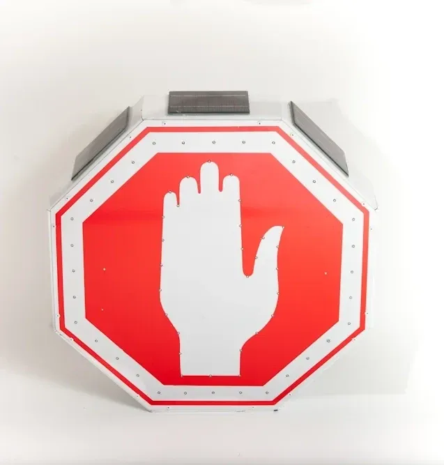 שלט עצור סולארי