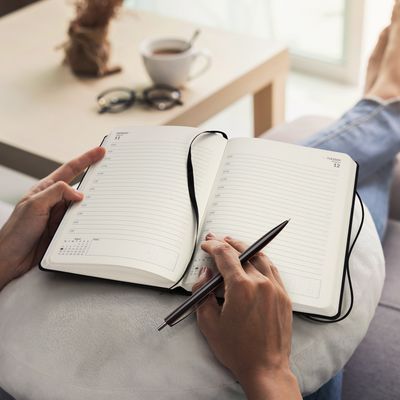 2025 DIARY  &gt; DAY TO A PAGE - A5 SIZE