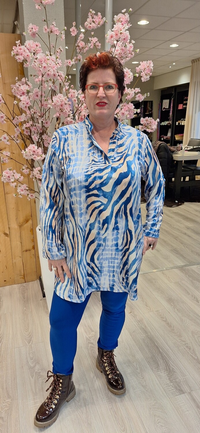 Lange blouse met oprolmouw maud licht blauw