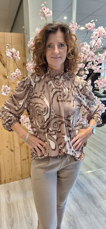 Blouse met opstaande smock hals Swirlie taupe