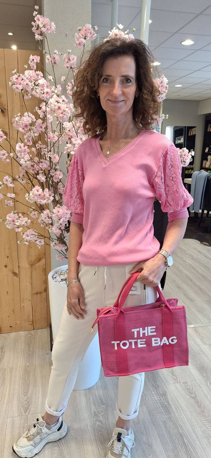 Top met kanten mouw hard roze