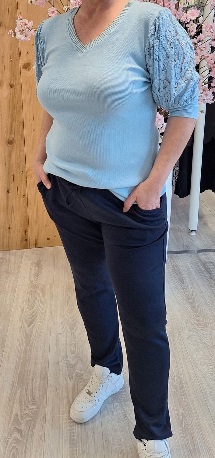 Top met kanten mouw licht blauw