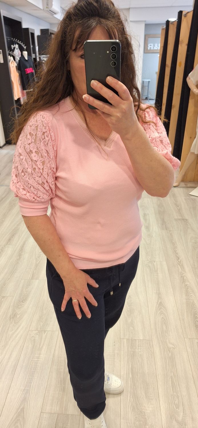 Top met kanten mouw licht roze