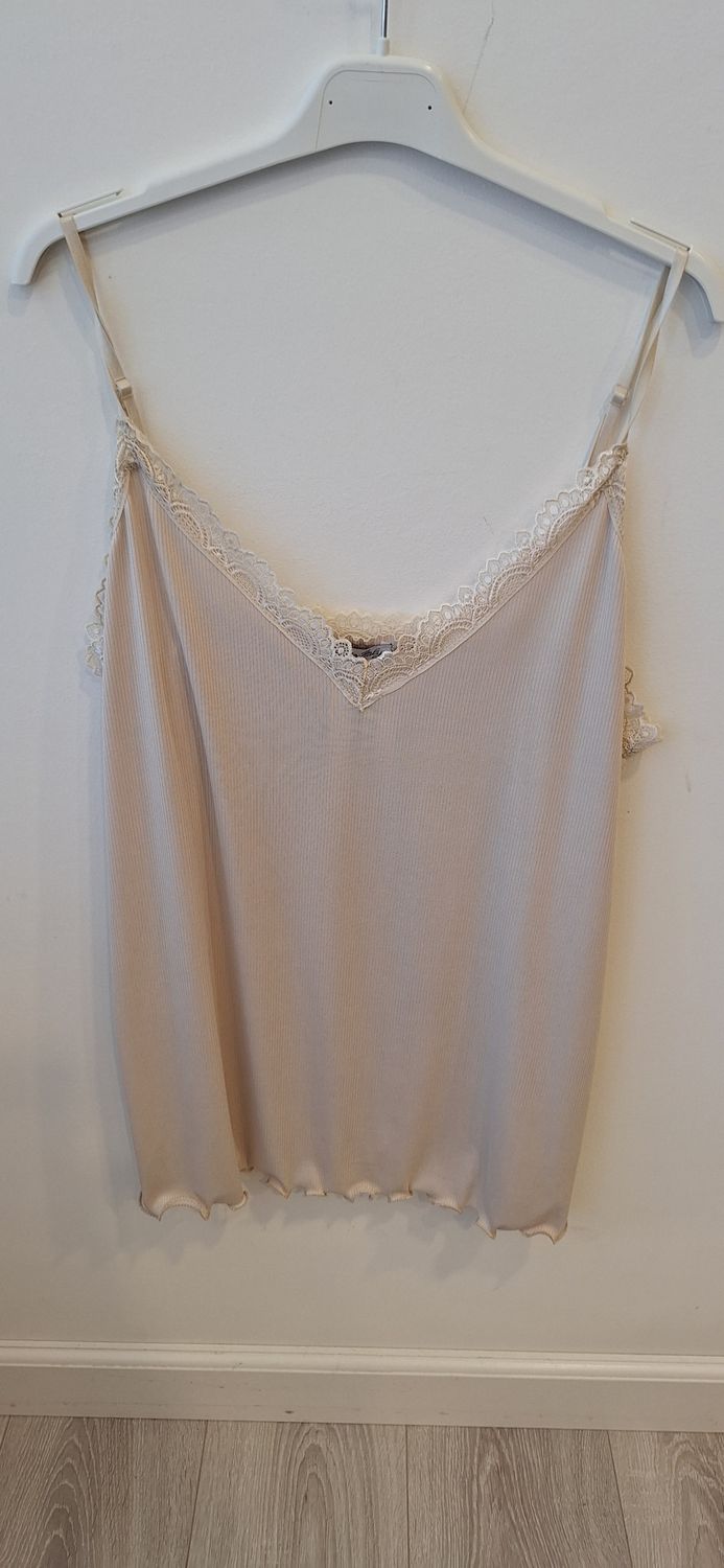 Hemdje roesel beige
