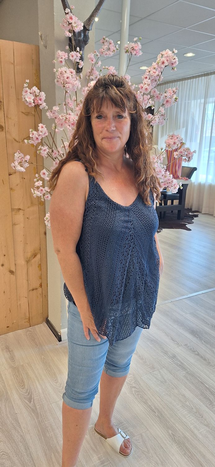 Top van kant met bloemen blauw