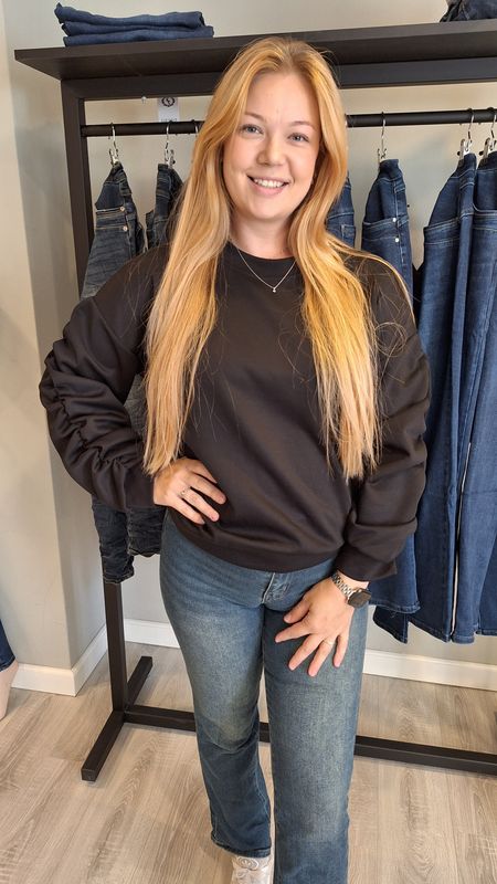 Trui met smock mouw zwart