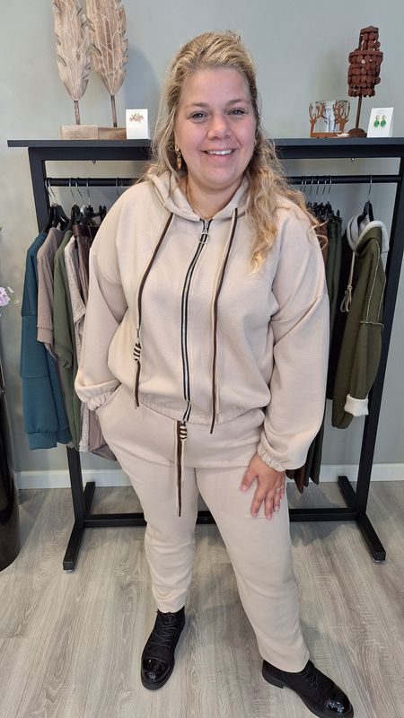 2 delig sportief pak beige