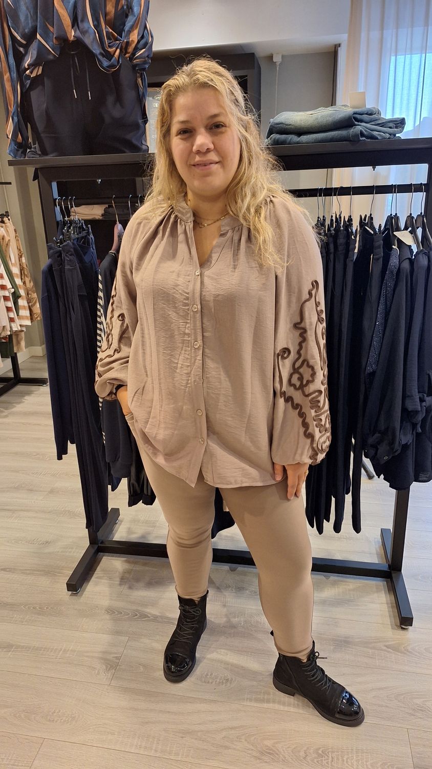 Blouse met borduursel Taupe