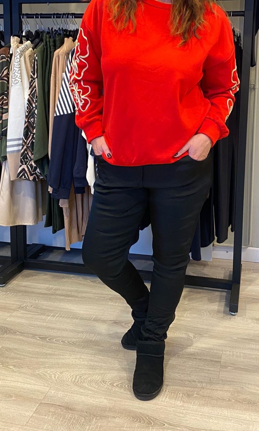 Trui met geborduurde band rood