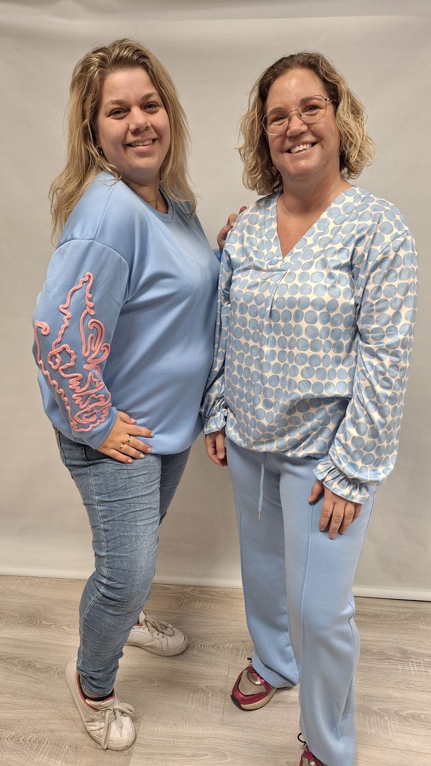 Sweater Borduur licht blauw