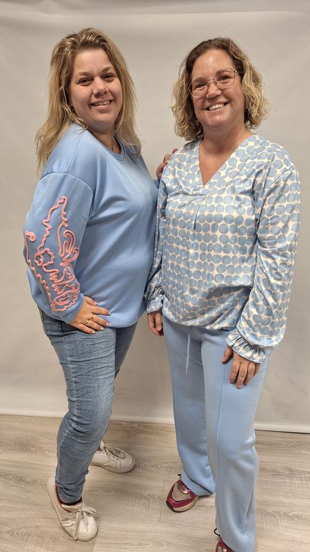 Sweater Borduur licht blauw