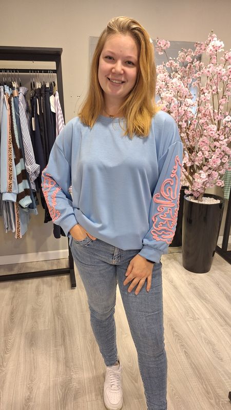 Sweater Borduur licht blauw