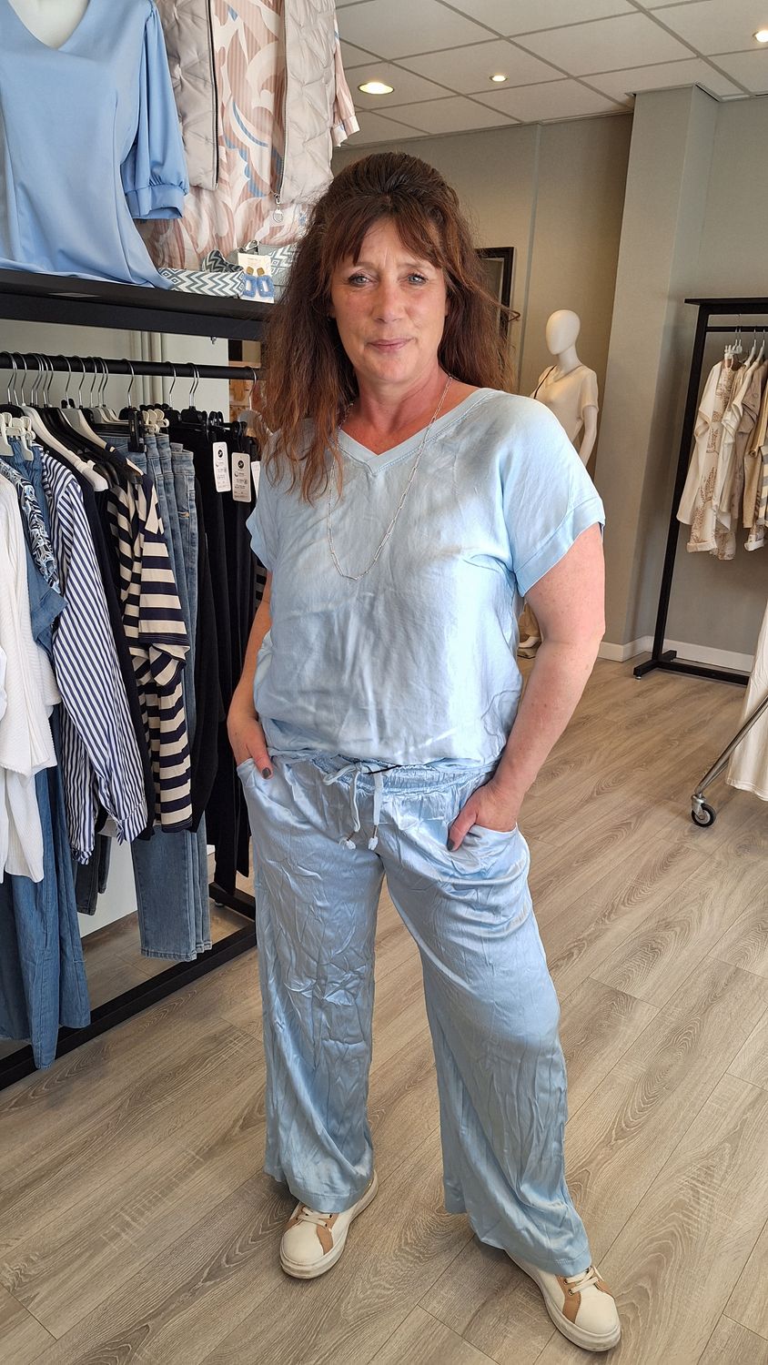 Satijnen top licht blauw